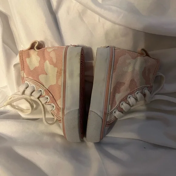 EUC Old Navy tennis shoes. Size 6-12 months. - Picture 5 of 10